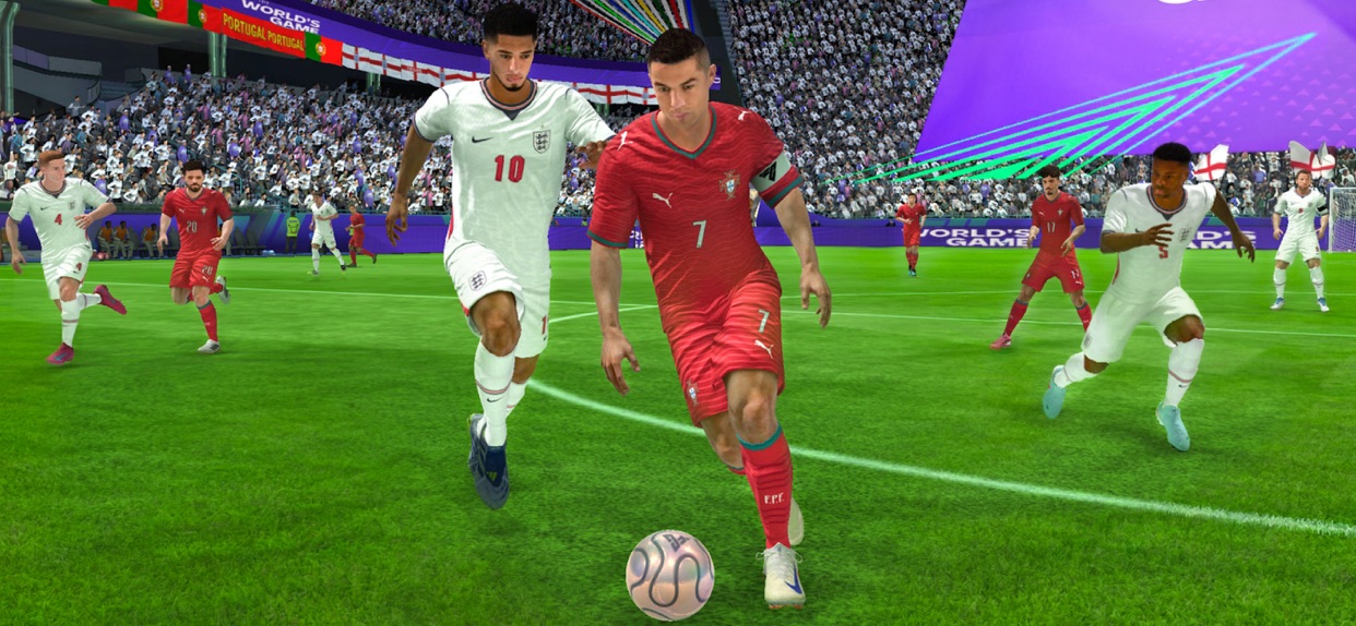 EA SPORTS FC Mobile ポルトガル代表対イングランド代表の試合シーン、実在選手が激しく競り合う場面