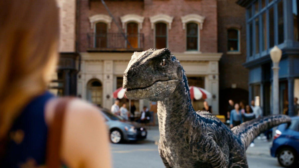 Jurassic World アライブ! AR機能で実際の街並みにヴェロキラプトルが出現している場面