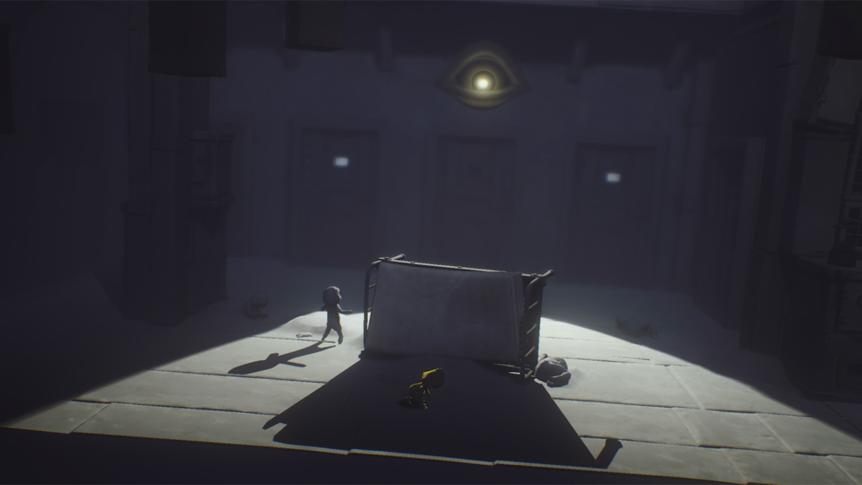 Little Nightmares 不気味な目のマークが浮かぶ薄暗い廊下でシックスが佇むシーン