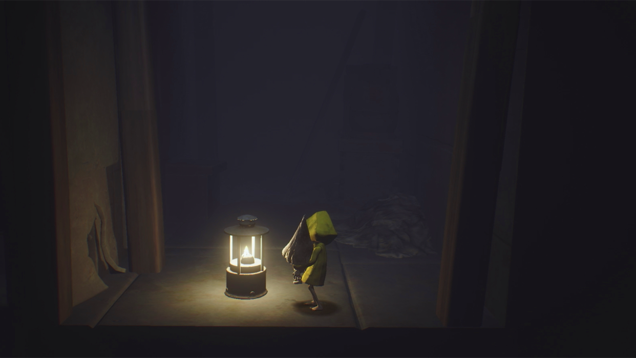Little Nightmares ランタンの明かりだけを頼りに暗闇を進むシックスのシーン