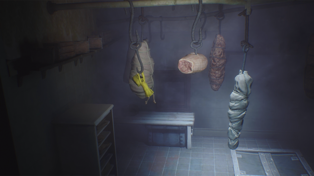 Little Nightmares 肉や布袋が吊るされた薄暗い貯蔵庫のシーン