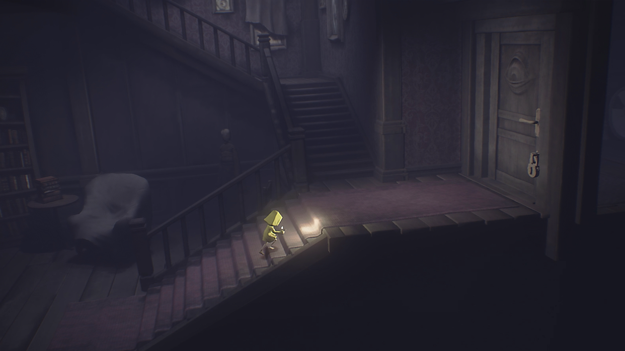 Little Nightmares 古びた大きな階段を進むシックスと重厚なドアのシーン